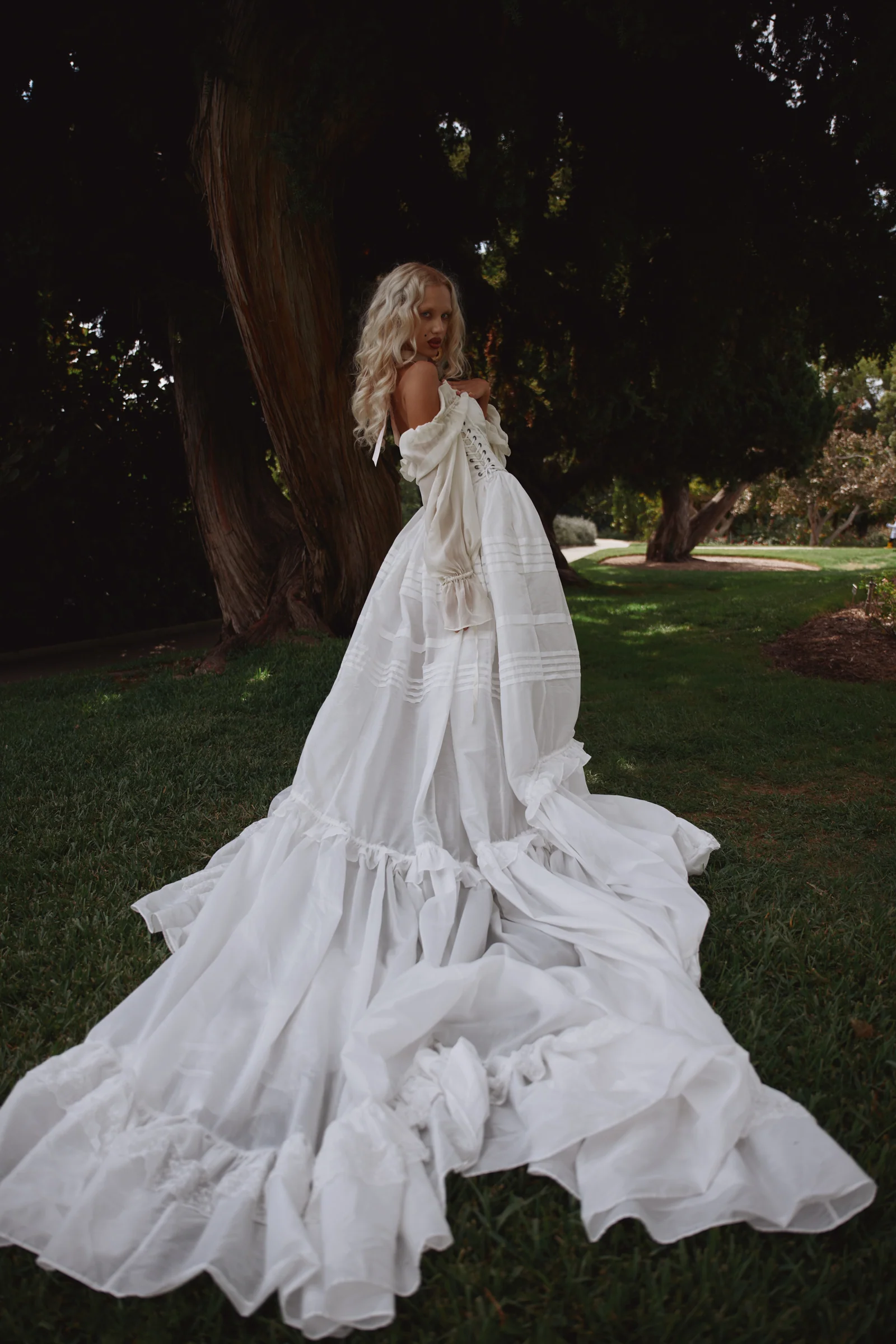 The Ivory Shipwrecked Tournure - Image 12