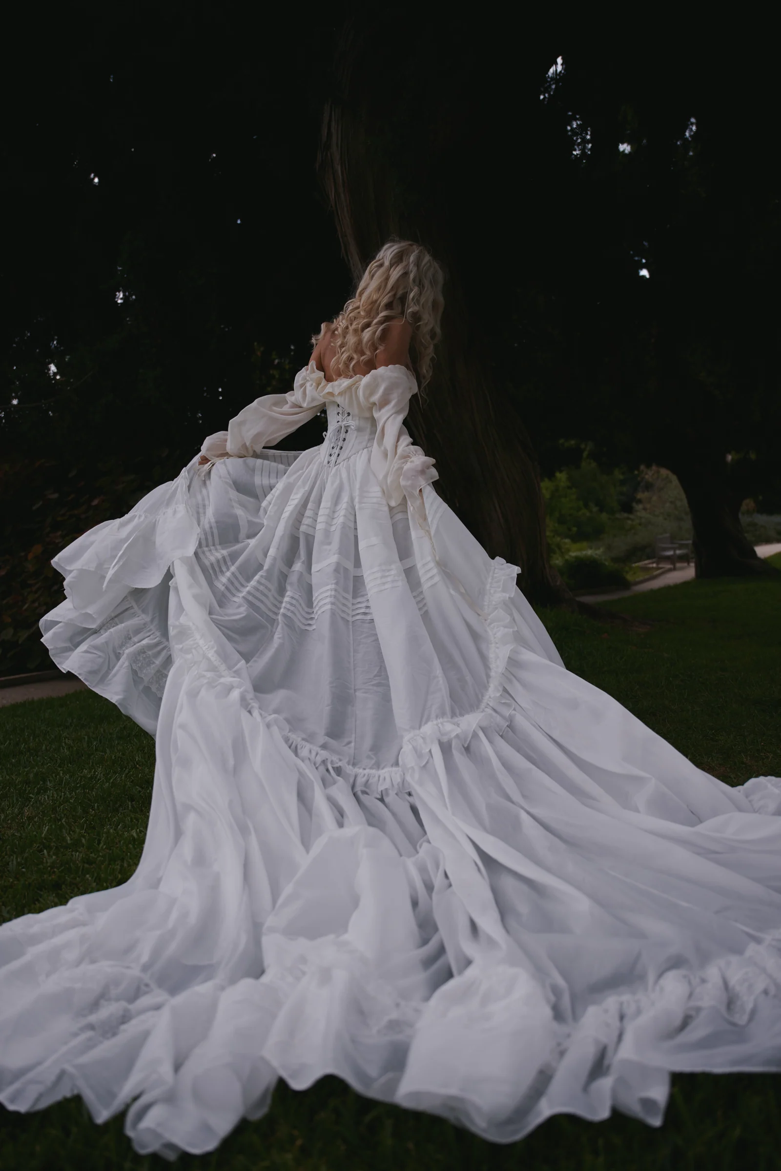 The Ivory Shipwrecked Tournure - Image 14