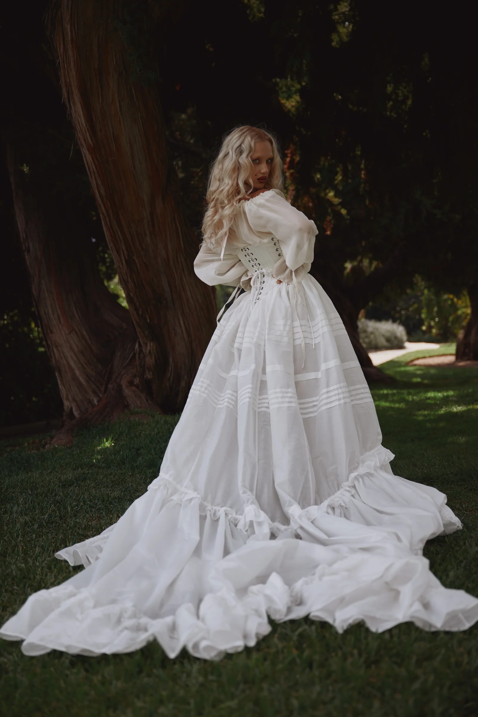 The Ivory Shipwrecked Tournure - Image 3